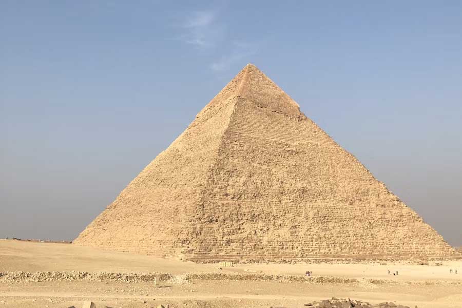 গিজ়ার পশ্চিমে যে অজানা বস্তুর সন্ধান মিলেছে, তার আকার, আয়তন এবং মাটির গভীরতা বোঝার জন্য র‌্যাডারের মাধ্যমে পর্যবেক্ষণ করেন বিজ্ঞানীরা। পরীক্ষা করে তাঁরা জানতে পারেন, এটি মাটি থেকে সাড়ে ছ’ফুট নীচে রয়েছে।