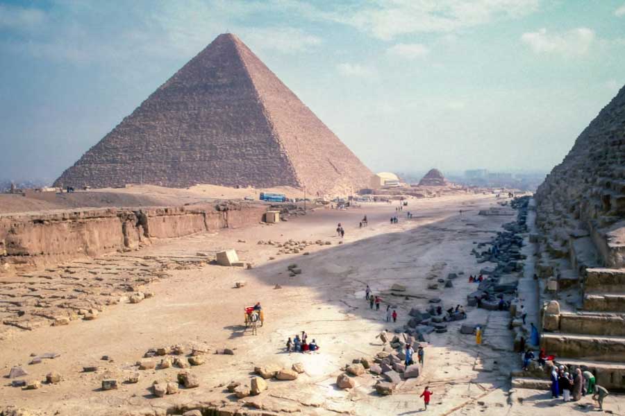 প্রত্নতত্ত্ববিদদের একাংশ জানিয়েছেন, প্রাচীন মিশর সভ্যতায় যে প্রার্থনাগৃহ তৈরি করা হত, তাদের আকার অনেকটা ইংরেজি ‘এল’ অক্ষরের মতো হত। কিন্তু সেগুলি মাটির এত গভীরে থাকার কথা নয়।