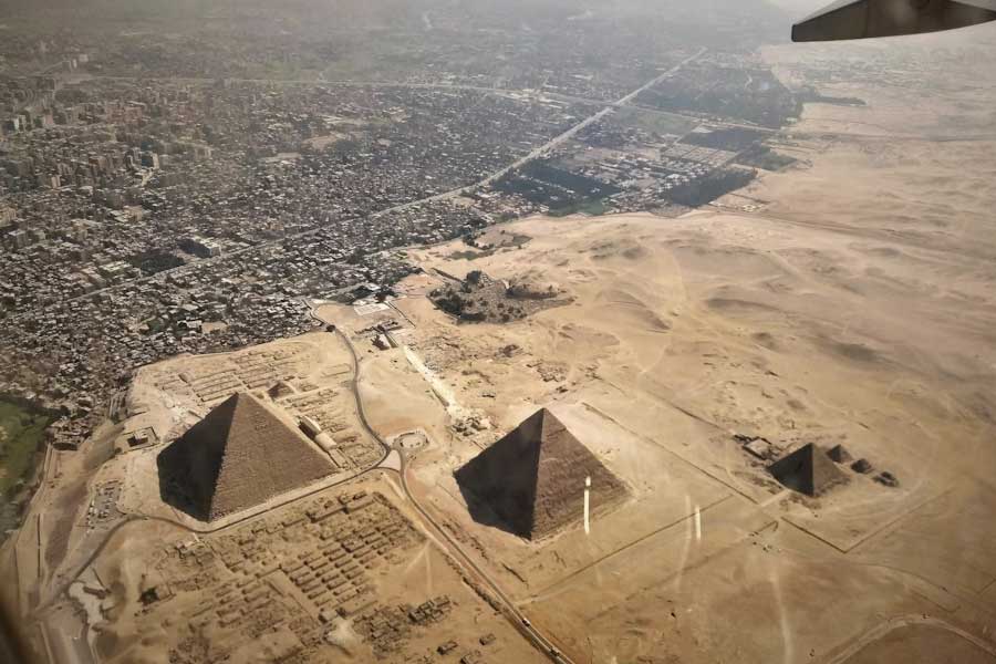 বিজ্ঞানীরা জানিয়েছেন, ১০ মিটার লম্বা অজানা বস্তুটির কাঠামো আগে থেকে নির্মাণ করেছিলেন কারিগরেরা। তার পর বালি এবং কাঁকর দিয়ে ভর্তি করেছিলেন তাঁরা।