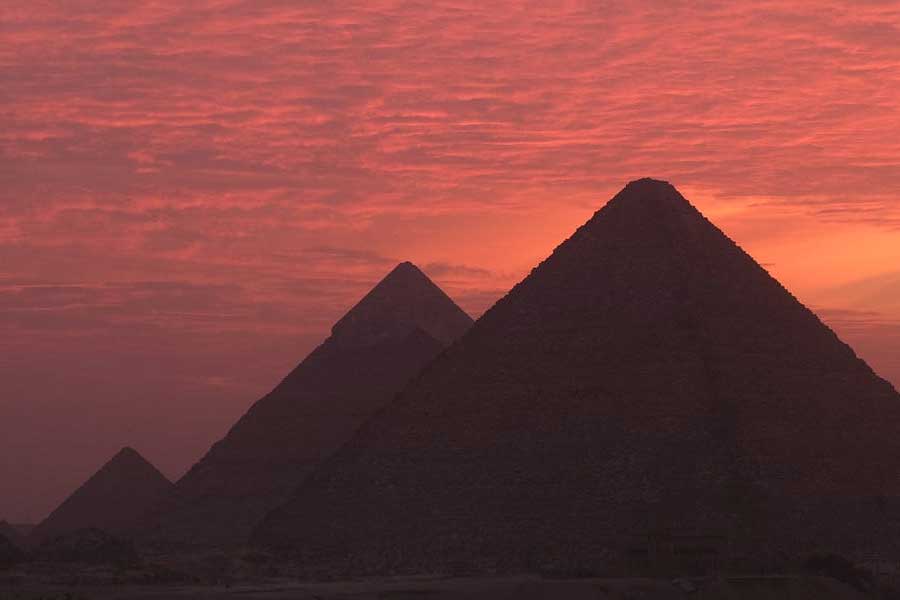 আবার মাস্তাবার ধবংসাবশেষের সন্ধানও পেতে পারেন প্রত্নতত্ত্ববিদেরা। মাস্তাবা এমন একটি আয়তাকার সমাধিস্থল, যার ছাদ সমান। চুনাপাথর অথবা কাদা এবং ইটের মিশ্রণ দিয়ে মাস্তাবা তৈরি হত।