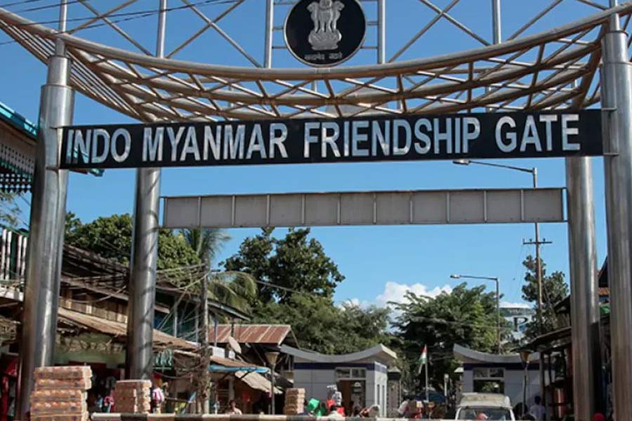 আর পাঁচটা দেশের সঙ্গে ভারতের সীমান্ত এবং মায়ানমারের সঙ্গে ভারতের সীমান্তের সমীকরণ এক নয়। মায়ানমারের সঙ্গে ভারতের সীমান্তের বেশ খানিকটা অংশে কোনও কাঁটাতার নেই। দুই দেশের নাগরিকেরা সেখানে অবাধে যাতায়াত করতে পারেন। তাকেই বলে এফএমআর।