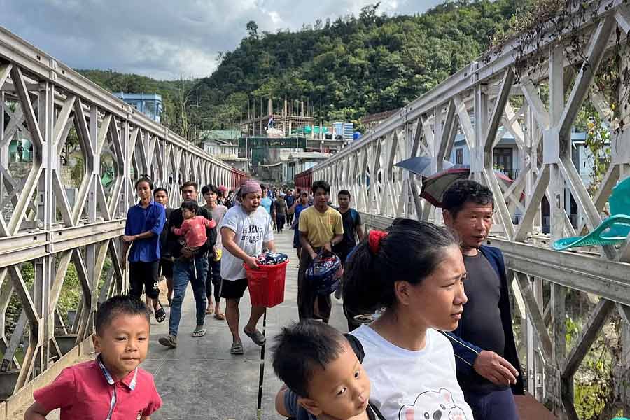 মায়ানমারের সীমান্ত লাগোয়া ভারতের রাজ্যগুলি হল নাগাল্যান্ড, মণিপুর এবং মিজ়োরাম। মায়ানমার সীমান্তের মোট দৈর্ঘ্য ১,৬৪৩ কিলোমিটার। এফএমআর অনুযায়ী, এর মধ্যে ১৬ কিলোমিটার অংশে কাঁটাতার দেওয়া নেই। দুই দেশের মধ্যে এই ১৬ কিলোমিটারের সীমান্ত খোলা।