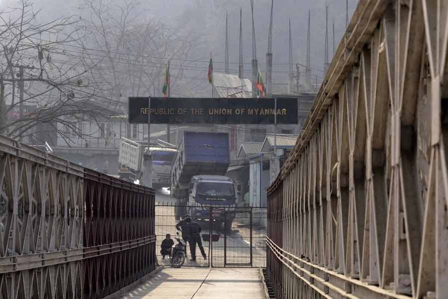 প্রাচীনকাল থেকেই মায়ানমারের সীমান্তবর্তী এলাকার বাসিন্দাদের সঙ্গে ভারতের সীমান্তলাগোয়া সম্প্রদায়গুলির আদানপ্রদানের সম্পর্ক বিদ্যমান। দুই দেশের মাঝে সীমারেখা টেনে দেওয়া হলেও যা বন্ধ হয়নি।