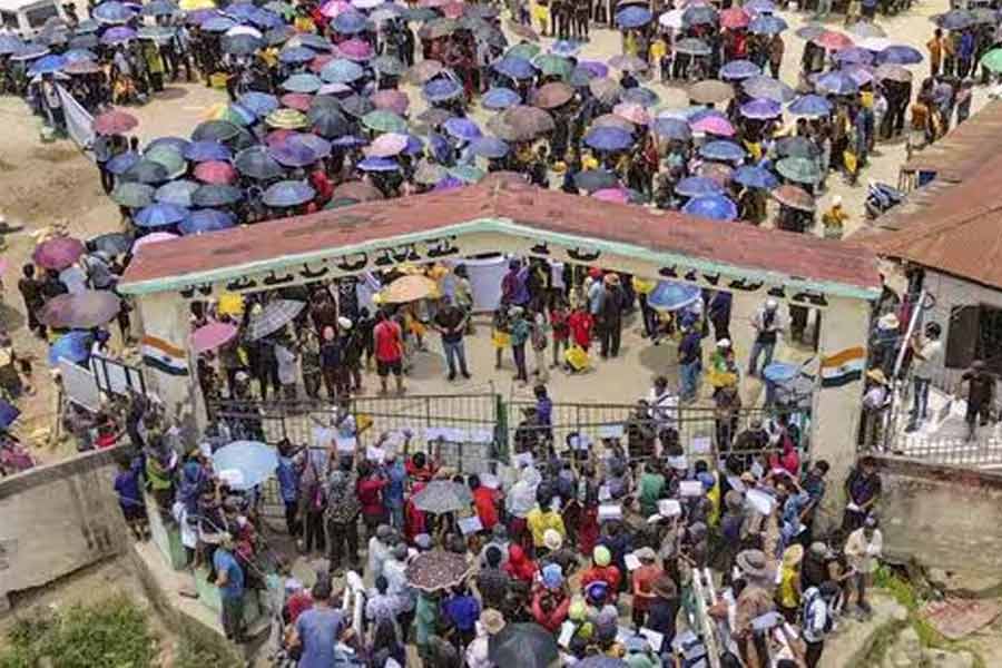 ভারত এবং মায়ানমারের মধ্যের ওই ১৬ কিলোমিটার খোলা সীমান্ত দিয়ে দুই দেশের মানুষের মধ্যে ভাব বিনিময় হয়ে থাকে। স্থানীয় বাণিজ্যও চলে অবাধে। আর এতেই বাদ সেধেছে ভারত সরকারের সাম্প্রতিক সিদ্ধান্ত।