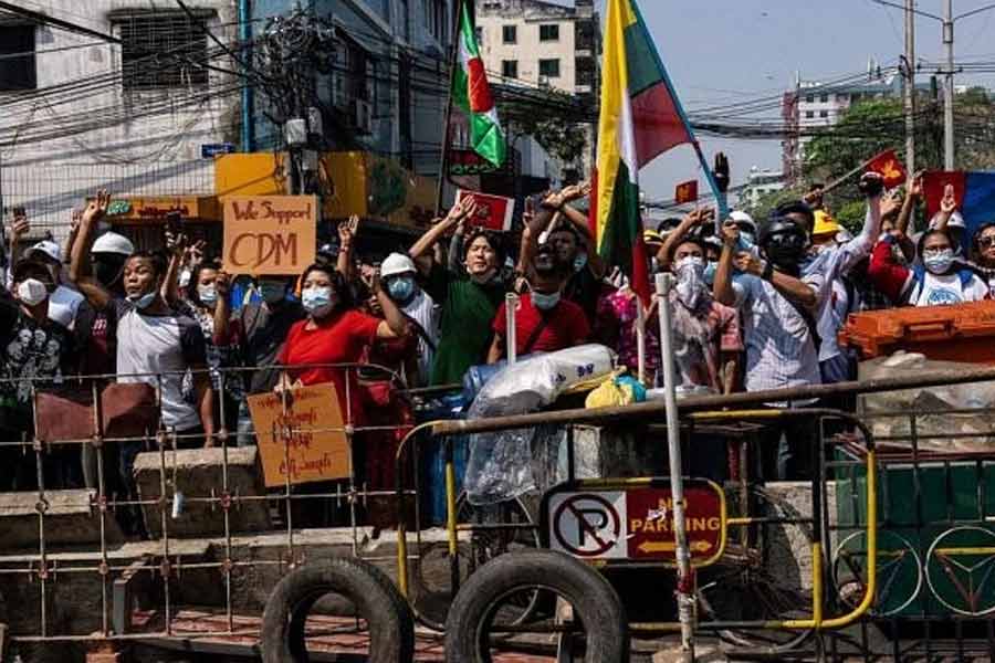 মণিপুরে অশান্তির আবহে মায়ানমার সীমান্ত কাঁটাতার দিয়ে সম্পূর্ণ বন্ধ করে দেওয়ার সিদ্ধান্ত নিয়েছে ভারত সরকার। এর মাধ্যমে সীমান্তের ওপার থেকে অনুপ্রবেশ আটকানোই সরকারের উদ্দেশ্য।