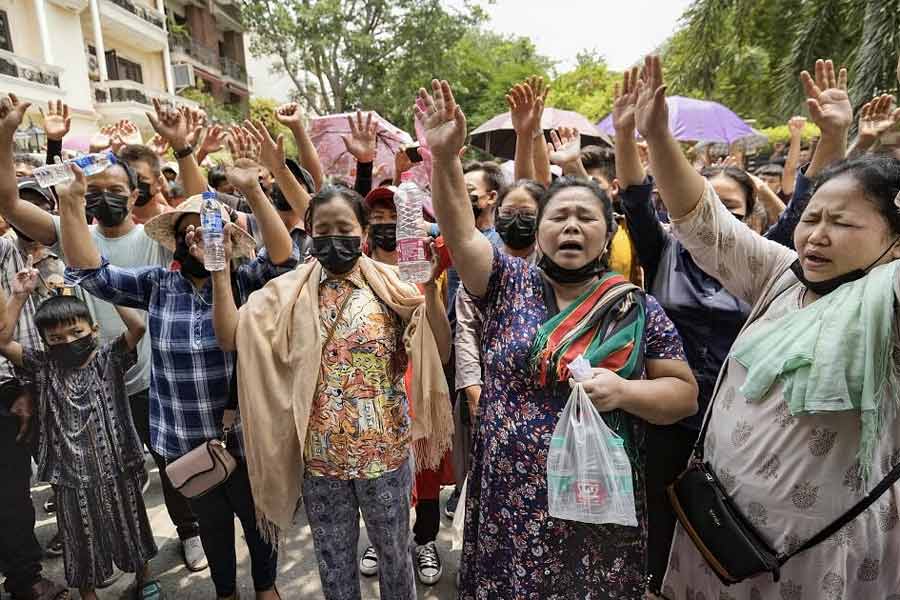 এ প্রসঙ্গে উল্লেখ্য, ২০২১ সালের ফেব্রুয়ারি মাস থেকে সেনা শাসনের অধীনে মায়ানমার। অর্থাৎ, সেখানে গণতান্ত্রিক পদ্ধতিতে নির্বাচিত সরকার নেই। তাই দীর্ঘ তিন বছর ধরে ভারতের এই পড়শি দেশের অভ্যন্তরে অশান্তি লেগেই আছে।