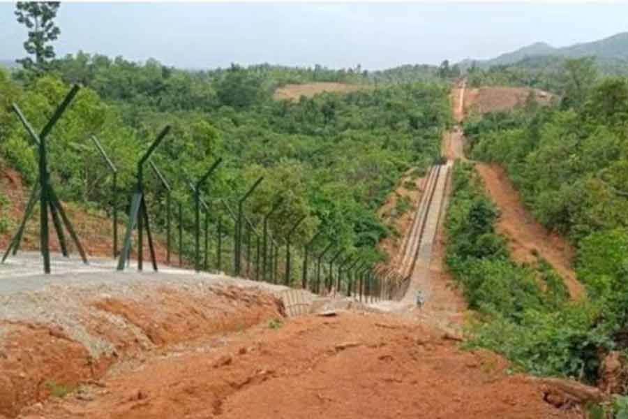 উত্তর-পূর্বে শান্তি ফেরাতে এফএমআর তুলে দেওয়ার সিদ্ধান্ত নিয়েছিল কেন্দ্র। কিন্তু বাস্তবে দেখা যাচ্ছে, এই সিদ্ধান্তে হিতে বিপরীত হওয়ার সম্ভাবনা তৈরি হয়েছে। এফএমআর-কে কেন্দ্র করে আরও জটিল হয়ে উঠছে উত্তর-পূর্বের রাজনীতি।