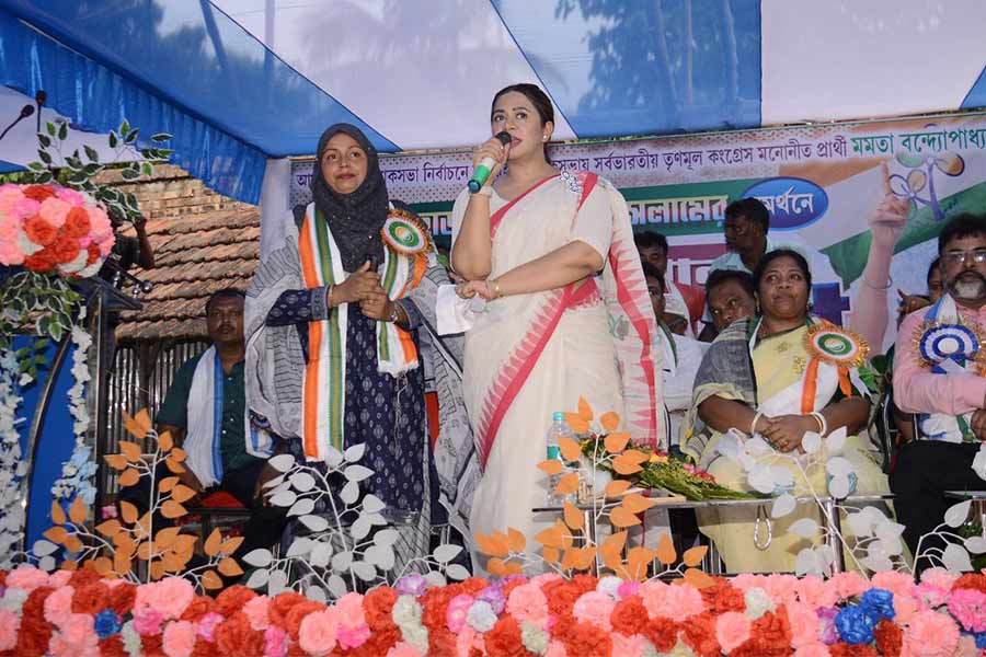 সন্দেশখালির মহিলাদের নিয়ে তৃণমূল মহিলা কংগ্রেসের কর্মসূচি। শুক্রবার।