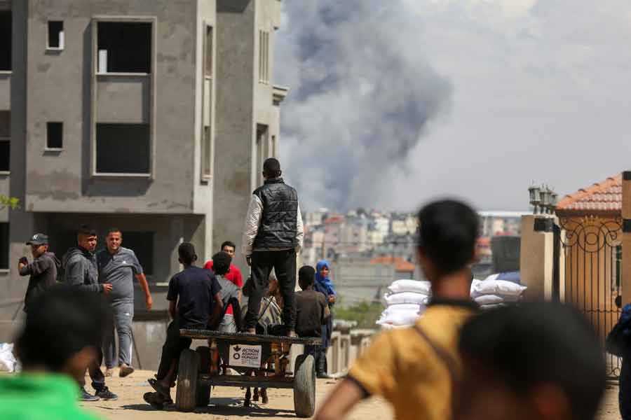 শুক্রবার আন্তর্জাতিক বিচার আদালত গাজা ভূখণ্ডের দক্ষিণ সীমান্তবর্তী শহর রাফায় হামলা বন্ধ করার নির্দেশ দিয়েছে ইজরায়েলকে। ইজরায়েল অবশ্য আন্তর্জাতিক আদালতের এই রায়কে উড়িয়ে দিয়েছে। 