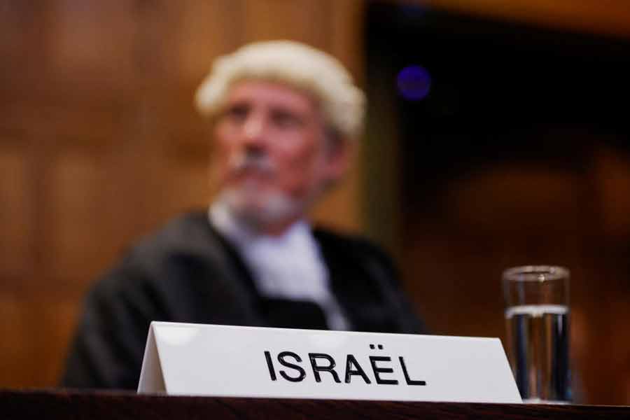 শুক্রবার রাষ্ট্রপুঞ্জের নিয়ন্ত্রণাধীন আন্তর্জাতিক আদালত জানিয়েছে, গণহত্যায় অভিযুক্ত ইজ়রায়েল। বিশ্বের শীর্ষ বিচারালয়টির তরফে আরও জানানো হয়েছে, গাজ়ায় মিশর লাগোয়া রাফা সীমান্তের কাছে আশ্রয় নেওয়া প্যালেস্টাইনিদের সুরক্ষায় অবিলম্বে যুদ্ধ স্থগিত রাখতে হবে ইজ়রায়েলকে।