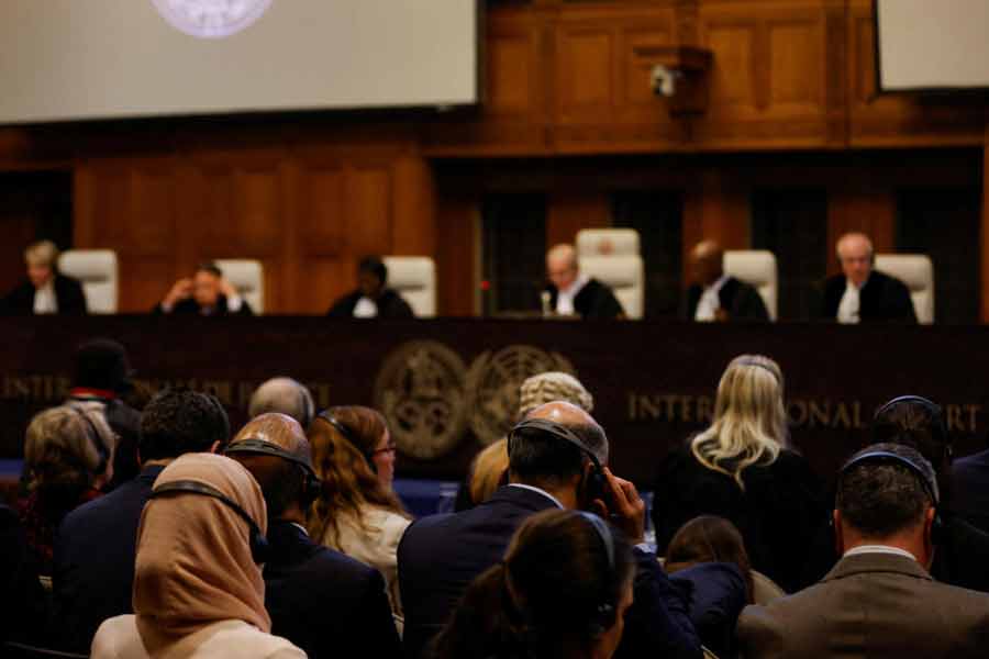 নেদারল্যান্ডসের রাজধানী দ্য হেগ শহরে অবস্থিত এই আদালতের প্রেসিডেন্ট নওয়াফ সালাম জানিয়েছেন, রাফার বর্তমান পরিস্থিতি ভয়াবহ। কিন্তু আদালতের রায় মেনে চলতে বাধ্য করার বিষয়ে কোনও পরিকাঠামো বা আন্তর্জাতিক বিধি এখনও পর্যন্ত নেই। আইনের এই ফাঁককেই আপাতত হাতিয়ার করছে ইজ়রায়েল। সে দেশের যুদ্ধকালীন মন্ত্রিসভার সদস্যদের বক্তব্য, তারা আদালতের কোনও নির্দেশকেই মানবে না। 