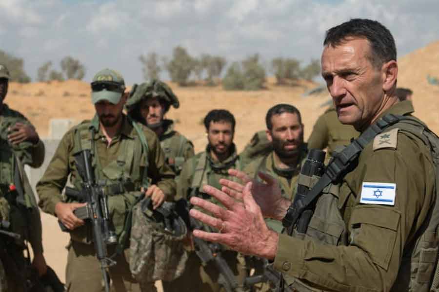 নেতানিয়াহুর রাজনৈতিক প্রতিদ্বন্দ্বী তথা ইজ়রায়েলের যুদ্ধকালীন মন্ত্রিসভার সদস্য বেনি গ্যান্টজ় জানিয়েছেন, তারা হামাসের হাতে অপহৃত যুদ্ধবন্দিদের দেশে ফেরানোর বিষয়টিকেই অগ্রাধিকার দিচ্ছেন। লক্ষ্যপূরণে তাঁরা যে হামাসের বিরুদ্ধে অভিযান অব্যাহত রাখবেন, তা-ও স্পষ্ট করে দিয়েছেন তিনি।