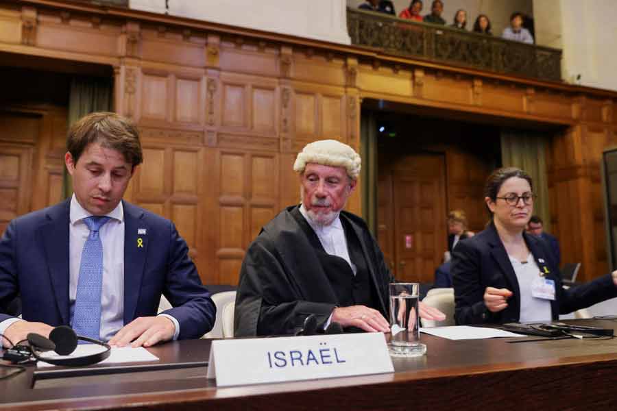 প্রথম দিকে আমেরিকা ইজ়রায়েলকে সতর্ক করে জানিয়েছিল, রাফায় অভিযান শুরুর আগে স্থানীয় বাসিন্দাদের নিরাপত্তার বিষয়টি যেন মাথায় রাখা হয়। তার পর দক্ষিণ আফ্রিকা ইজ়রায়েলের বিরুদ্ধে পদক্ষেপ গ্রহণের আর্জি জানায় আন্তর্জাতিক বিচারালয়কে।