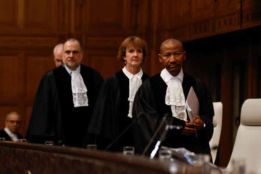 যুক্তরাজ্য এবং যুক্তরাষ্ট্র বিচারালয়ের রায়ের বিরোধিতা করে সরাসরি ইজ়রায়েলের পাশে দাঁড়িয়েছে। তাই গাজ়ায় ইজ়রায়েলি অভিযান বন্ধ করা যাবে কি না, তা নিয়ে সংশয়ে অনেকেই।