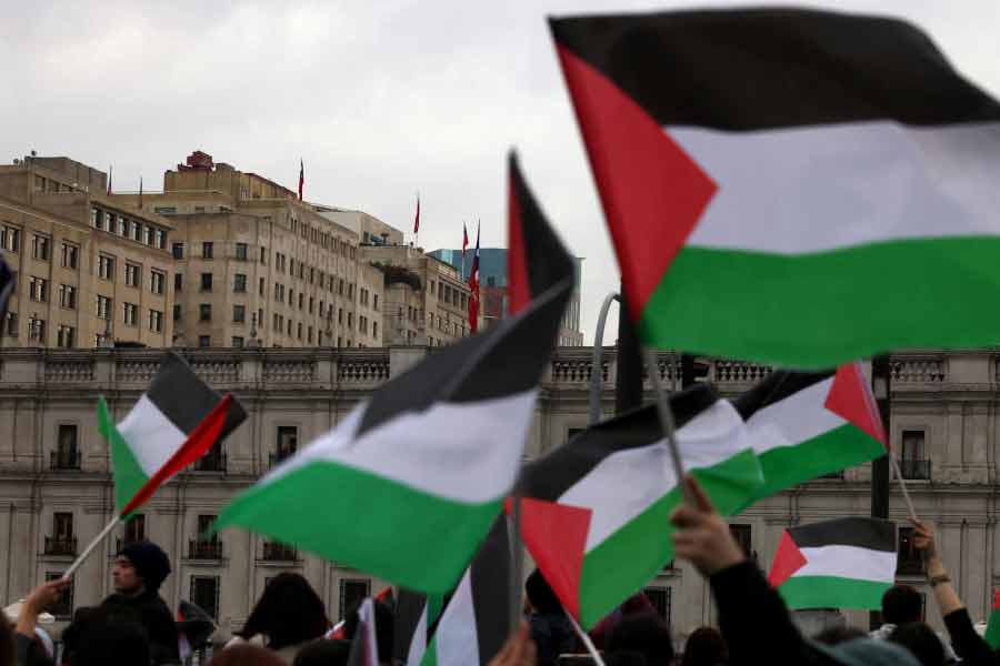 অন্য দিকে, ইজ়রায়েলকে কোণঠাসা করতে প্যালেস্টাইনি সশস্ত্র সংগঠন হামাসের পাশে দাঁড়িয়েছে ইরান। পশ্চিম এশিয়ায় তাদের বন্ধু রাষ্ট্র লেবানন, সিরিয়া, ইয়েমেনকে ইজ়রায়েলের বিরুদ্ধে প্ররোচিত করার অভিযোগ উঠেছে তেহরানের বিরুদ্ধে।