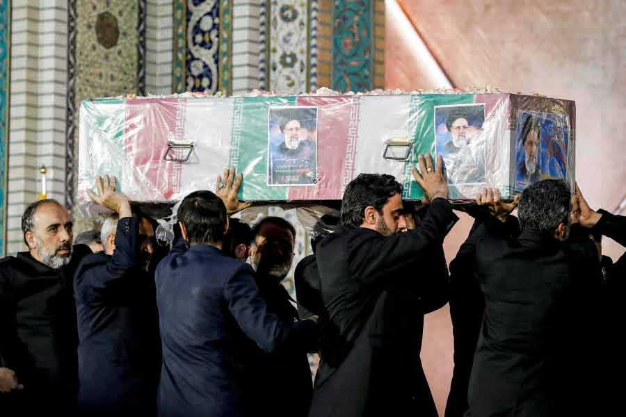 ইরানের বিদেশনীতি নির্ধারণে সে দেশের সর্বোচ্চ ধর্মীয় নেতা শেষ কথা বললেও প্রেসিডেন্টেরও আলাদা গুরুত্ব রয়েছে। ইজ়রায়েল-হামাস সংঘাত শুরু হওয়া ইস্তক তেল আভিভের বিরুদ্ধে রণকৌশল সাজানো ইরানের প্রেসিডেন্ট ইব্রাহিম রইসি গত রবিবার একটি কপ্টার দুর্ঘটনায় প্রাণ হারিয়েছেন।