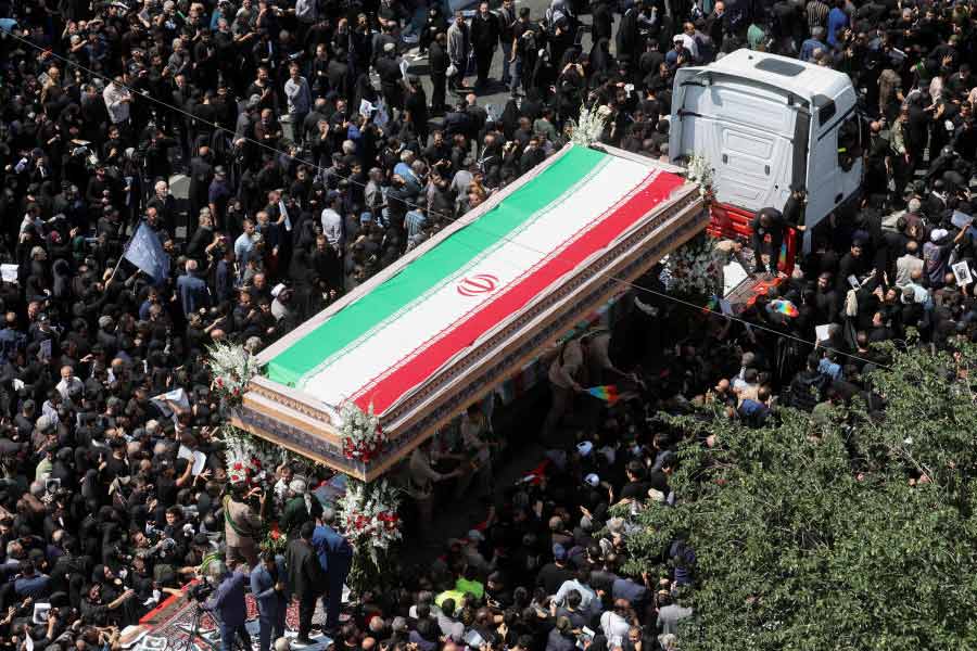 কিন্তু এই দুর্ঘটনার পর থেকেই হরেক প্রশ্ন উঠছে। ইরানের অনেকেই মনে করছেন রইসিকে পরিকল্পনামাফিক হত্যা করা হয়েছে। আর এর নেপথ্যে রয়েছে ইজ়রায়েল, আরও স্পষ্ট করে বললে সে দেশের গুপ্তচর সংস্থা মোসাদ।