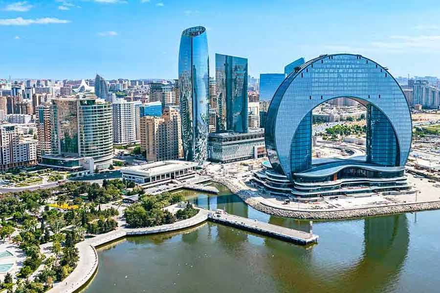 এই আজ়ারবাইজান ইরানের পড়শি রাষ্ট্র হলেও তেহরানের প্রভাব সে দেশে নেই। বরং একদা সোভিয়েত ইউনিয়নের অংশ এই দেশ গোড়া থেকেই পশ্চিমি দুনিয়ার সঙ্গে ঘনিষ্ঠ সম্পর্ক রেখে এসেছে।