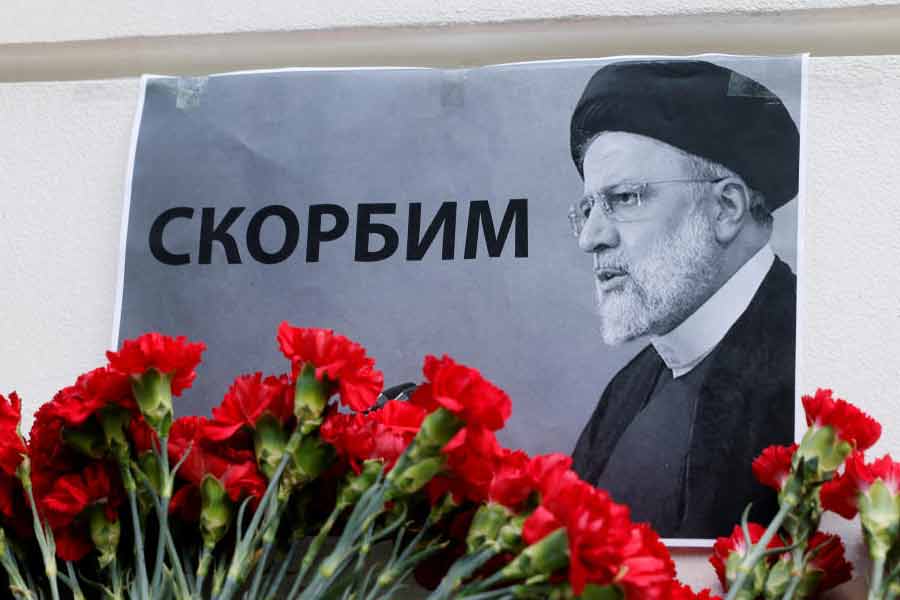 যাঁরা রইসির কপ্টার ভেঙে পড়ার ঘটনাকে নিছক দুর্ঘটনা বলতে নারাজ, তাঁদের প্রশ্ন, রইসির কপ্টারের আগে-পরে অন্য কপ্টার থাকলেও, সেগুলি কেন দুর্ঘটনার কবলে পড়ল না? ইরান সরকারি ভাবে অবশ্য এই দুর্ঘটনা তত্ত্বেই সিলমোহর দিয়েছে।