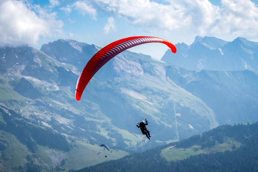 কামশেতে প্যারাগ্লাইডিং। 