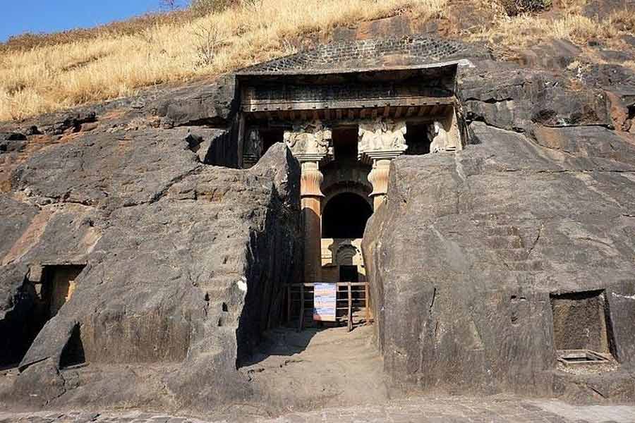 কামশেতের প্রাচীন গুহা।