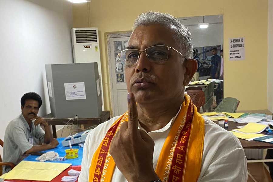 ভোট দিলেন দিলীপ ঘোষ।