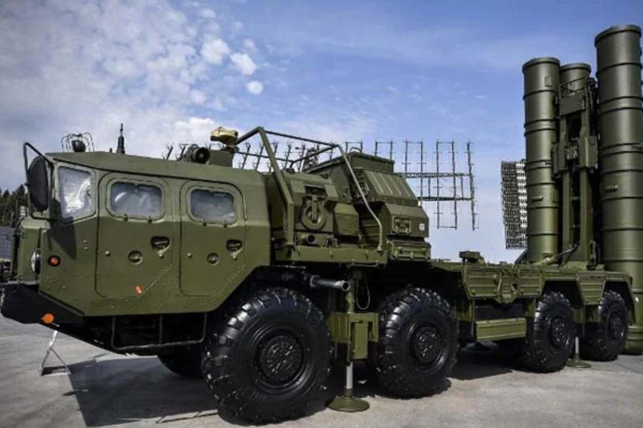 এখনও ভারত রাশিয়া থেকেই সবচেয়ে বেশি পরিমাণে সমরাস্ত্র কিনে থাকে। এমনকি রুশ-ইউক্রেন যুদ্ধের আবহে আমেরিকা-সহ পশ্চিমি দুনিয়া যখন রাশিয়া থেকে তেল কেনা বন্ধ রেখেছে, তখনও পুতিনের দেশ থেকে অশোধিত তেল কেনা অব্যাহত রেখেছে নয়াদিল্লি।