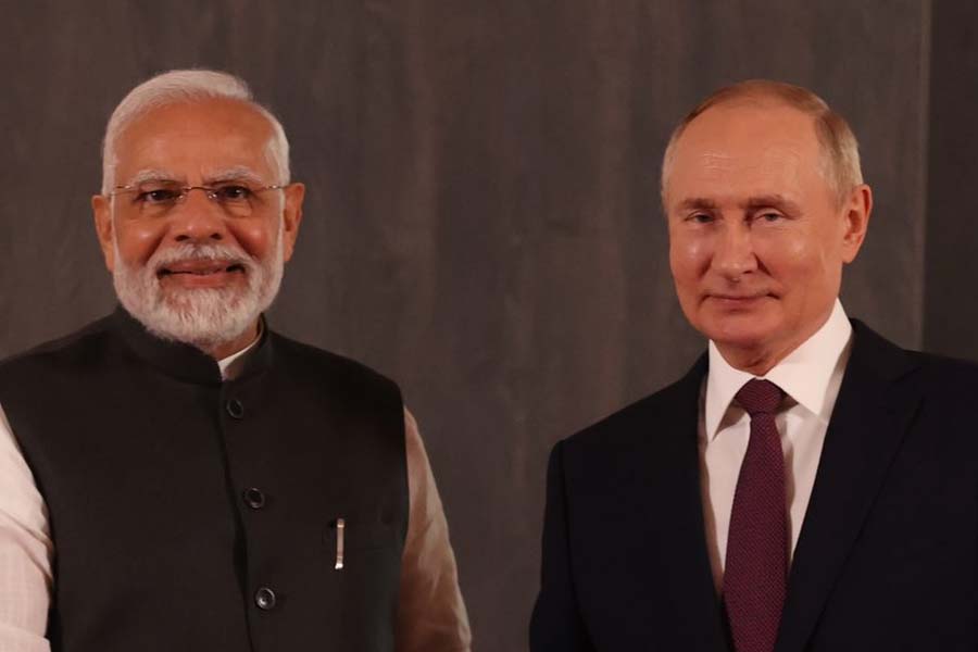 ভাসমান পরমাণু কেন্দ্র মূলত রাশিয়ারই মস্তিষ্কপ্রসূত। এখনও পর্যন্ত এটি তৈরির কলাকৌশলও একমাত্র রাশিয়াই জানে। নিজেদের অর্থনীতিকে চাঙ্গা করতে, মোটা টাকার বিনিময়ে রাশিয়া ভারতের হাতে এই কৌশল তুলে দিচ্ছে কি না, তা নিয়ে প্রশ্ন উঠছে।