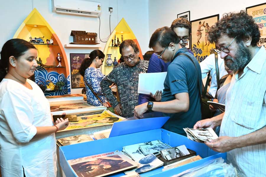 চলচ্চিত্র জগতের নানা সংগ্রহ হাতে নিয়ে দেখছেন লোকজন।