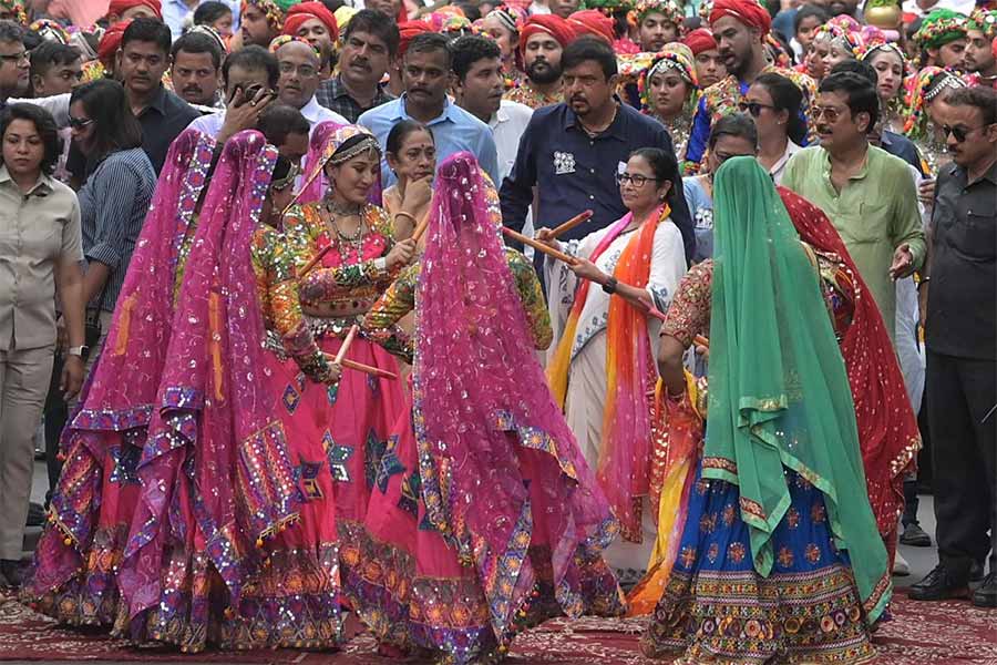 সল্টলেকে পদযাত্রায় নৃত্যশিল্পীদের সঙ্গে যোগ দিলেন মুখ্যমন্ত্রী মমতা বন্দ্যোপাধ্যায়ও। শনিবার।