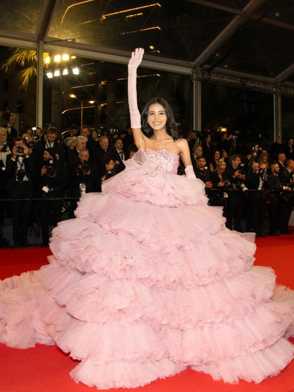 পোশাক থেকে শুরু করে ন্যান্সির সাজগোজ, ক্যামেরার সামনে আত্মবিশ্বাস, এমনকি কানের রেড কার্পেটে সাংবাদিকদের প্রশ্নের উত্তরে তাঁর জবাব সবই এখন ভাইরাল।