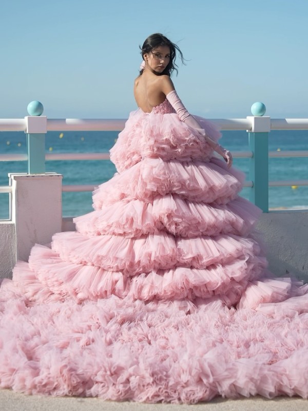 অনেকেই বলছেন, বিশ্বমঞ্চে দেশের সংস্কৃতি আর সম্মানকে অন্য উচ্চতায় নিয়ে গিয়েছেন ২৩ বছরের এই তরুণী।