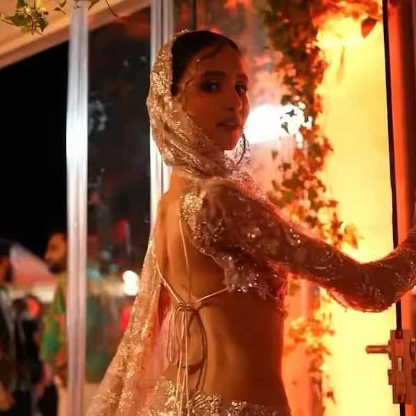 ন্যান্সি কানের লাল গালচের সেই সারকথা জানতেন। তাই ঠিক করেন, তিনিও এমন পোশাক পরবেন যাতে তারকাদের পাশে তাঁকে ফিকে না দেখায়। বরং ভিড়ের মধ্যেও আলাদা ভাবে নজরে পড়েন তিনি।