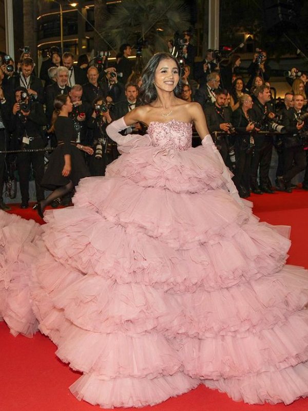 তত ক্ষণে কানের রেড কার্পেটে সবার নজর ঘুরেছে ভারতীয় কন্যার দিকে। বিদেশি সাংবাদিকেরা এসে জানতে চাইছেন তাঁর পোশাকের কথা। ভরিয়ে দিচ্ছেন প্রশংসায়। ন্যান্সি সেই সব প্র্রশ্ন আর প্রশংসারই সপ্রতিভ জবাব দিলেন। তবে ইংরেজিতে নয়। ফরাসিতেও নয়। কানের রেড কার্পেটে বিদেশি সংবাদমাধ্যমের প্রশ্নের জবাব একগাল হেসে চোস্ত হিন্দিতে উত্তর দিলেন ন্যান্সি।