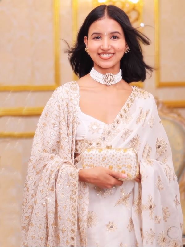 বাড়িতে একমাত্র উপার্জনকারী মা। কারখানায় কাজ করতেন তিনি। ভোর থেকে সন্ধে হাড়ভাঙা পরিশ্রমের পর যখন বাড়ি ফিরতেন, তখন তাঁর মাথা থেকে পা পর্যন্ত কালো হয়ে থাকত কয়লার গুঁড়োয়।