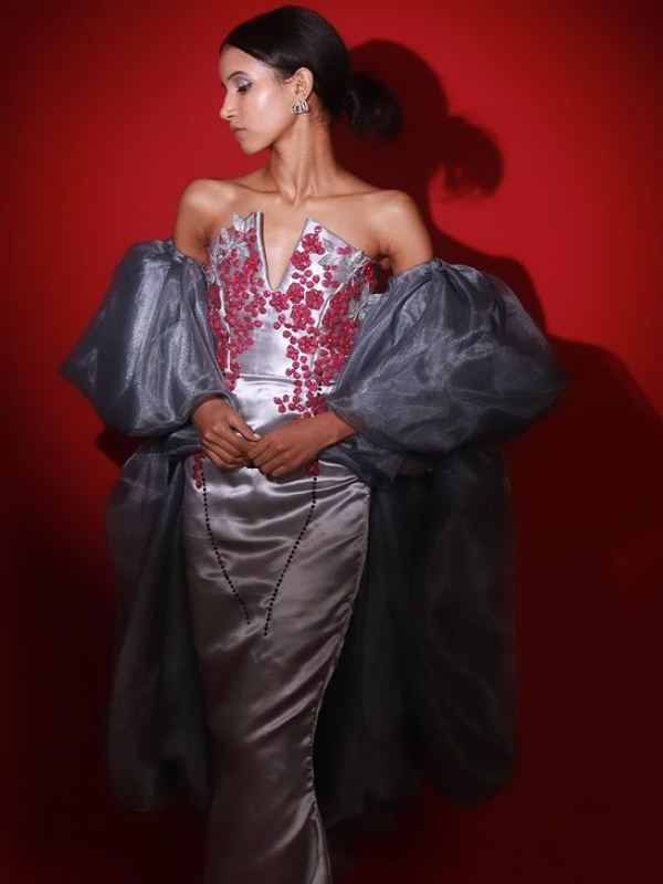 শুরু হয় ন্যান্সির নিজেকে মেলে ধরার প্রস্তুতি। ন্যান্সি জানিয়েছেন, এত দিন অনেক গাউনই নিজে হাতে বানিয়েছেন তিনি। কাপড় কেনা থেকে শুরু করে সেই সব গাউনের সব কিছুই নিজে হাতে করেছেন। কিন্তু কানের প্রথম দিনের গাউন কেমন হওয়া উচিত তা তাঁকে বলে দিয়েছিলেন তাঁর ভাই।