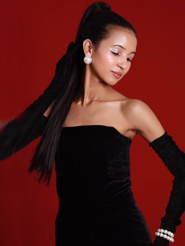 জীবনে এই প্রথম বিমানের বিজ়নেস ক্লাসেও সফর করলেন তিনি। ন্যান্সি কান থেকে ফিরে এসে এক সাক্ষাৎকারে জানিয়েছেন, ‘‘দারুণ লাগছিল আমার। আগে কখনও বিজ়নেস ক্লাসে যাইনি। দিব্যি পায়ের উপর পা তুলে আরামে চলে এলাম। প্রচুর ছবি তুলেছি। রিল্‌স বানিয়েছি।’’