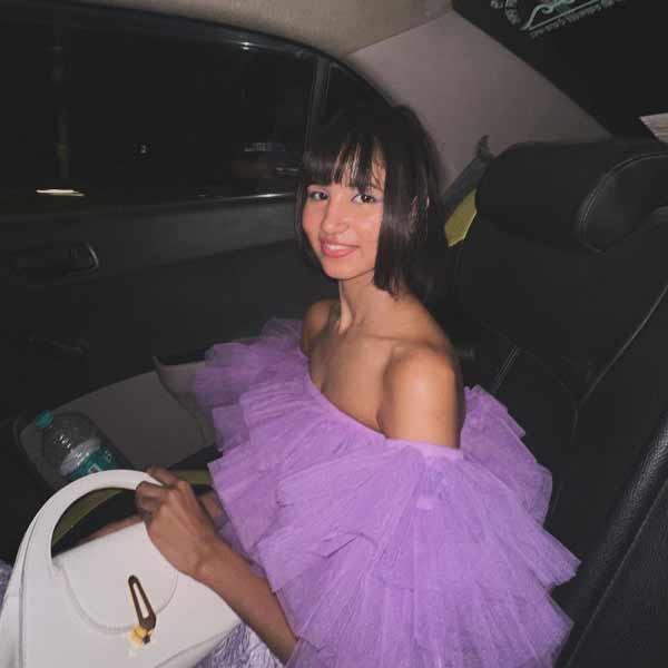 ন্যান্সি জানিয়েছেন ভাইয়ের কথাতেই গোলাপি ঝরনার মতো দেখতে বিপুল দৈর্ঘ্যের ওই গাউন তৈরি করেছিলেন ন্যান্সি। তবে সেই গাউন ফ্রান্সে নিয়ে যেতে তার ঘাম ছুটে গিয়েছিল।