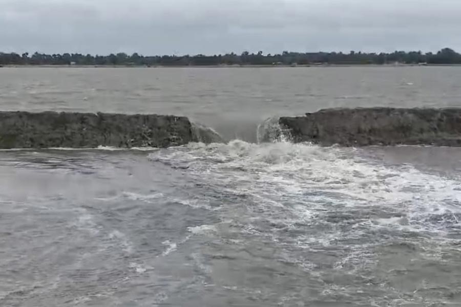 হাসনাবাদের বরুণহাটে ইছামতীর বাঁধ ভেঙে ঢুকছে জল।