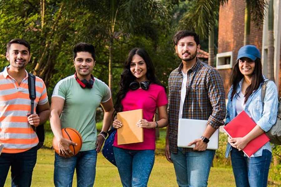 তার পরেই রয়েছে ভারত। ২০২১ সালে শুধু ভারত থেকেই পাঁচ লক্ষেরও বেশি পড়ুয়া বিদেশের শিক্ষা প্রতিষ্ঠানে পড়তে গিয়েছিলেন।