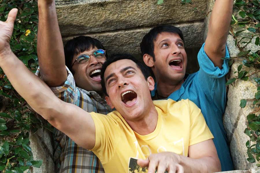 ‘থ্রি ইডিয়ট্‌স’ ছবিতে র‌্যাঞ্চোর চরিত্রে অভিনয় করতে দেখা যায় আমিরকে। কিন্তু পরিচালকের প্রথম পছন্দ ছিলেন না তিনি। বরং বলিপাড়ার অন্য এক খানকে মুখ্যচরিত্রের জন্য পছন্দ করেছিলেন রাজকুমার।