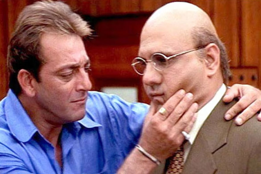 রাজকুমার পরিচালিত ‘মুন্নাভাই এমবিবিএস’ ছবিতে একসঙ্গে অভিনয় করেন সঞ্জয় দত্ত এবং বোমান। মুন্নাভাইয়ের চরিত্রে অভিনয় করেছিলেন সঞ্জয়। কানাঘুষো শোনা যায়,‘থ্রি ইডিয়ট্‌স’ ছবিতে ভাইরাসের চরিত্রের জন্যও সঞ্জয়কে পছন্দ করেছিলেন রাজকুমার। তাঁকে অভিনয়ের প্রস্তাবও দিয়েছিলেন রাজকুমার। কিন্তু বলিপাড়ার ‘সঞ্জু’ পরিচালকের প্রস্তাব ফিরিয়ে দেন।