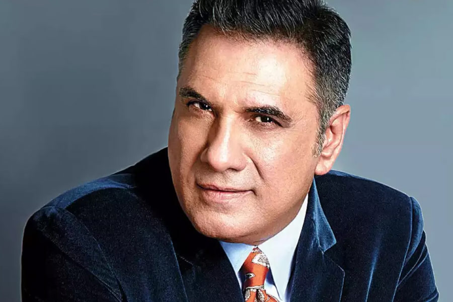 ‘থ্রি ইডিয়ট্‌স’ ছবিতে প্রিন্সিপাল ভাইরাসের ভূমিকায় অভিনয় করতে দেখা যায় বোমান ইরানিকে। কিন্তু এই ছবিতে অভিনয়ের কথা ছিল অন্য অভিনেতার।