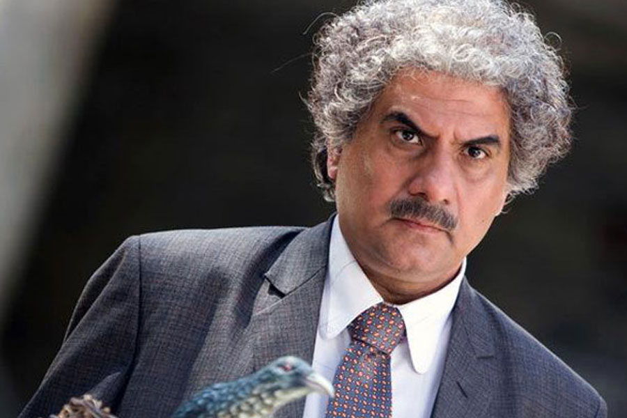 শোনা যায়, ভাইরাসের চরিত্রের জন্য বলি অভিনেতা ইরফান খানকেও প্রস্তাব দিয়েছিলেন রাজকুমার। কিন্তু ইরফান পরিচালকের প্রস্তাব খারিজ করে দেন। সঞ্জয় এবং ইরফান দু’জনেই চরিত্র থেকে মুখ ফিরিয়ে নিলে বোমানকে অভিনয়ের প্রস্তাব দেওয়া হয়।