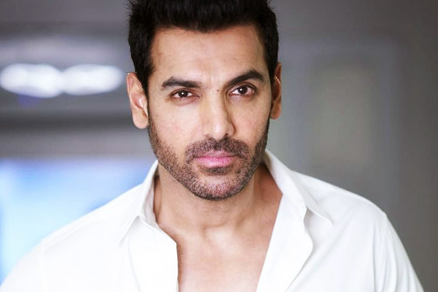 বলিপাড়ার একাংশের দাবি, বলি অভিনেতা জন আব্রাহমকেও নাকি ‘থ্রি ইডিয়ট্‌স’-এ অভিনয়ের জন্য প্রস্তাব দেওয়া হয়। কিন্তু সেই প্রস্তাব ফিরিয়ে দেন অভিনেতা।