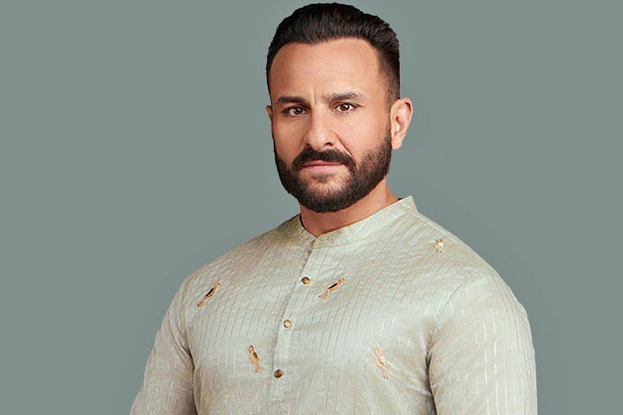 কানাঘুষো শোনা যায়, ফারহানের চরিত্রের জন্য প্রথমে সইফ আলি খানকে পছন্দ করেছিলেন রাজকুমার। কিন্তু শুটিংয়ের জন্য সময় বার করতে না পারায় অভিনয়ের প্রস্তাব ফিরিয়ে দিতে বাধ্য হন সইফ।