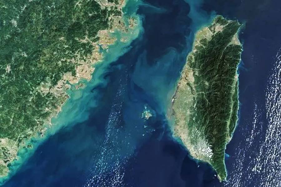 চিন আর তাইওয়ানের মধ্যে রয়েছে তাইওয়ান প্রণালী। তবে দুই ভূখণ্ডের ভৌগোলিক ব্যবধান যতটা, তার চেয়ে অনেক বেশি রয়েছে রাজনৈতিক ব্যবধান।