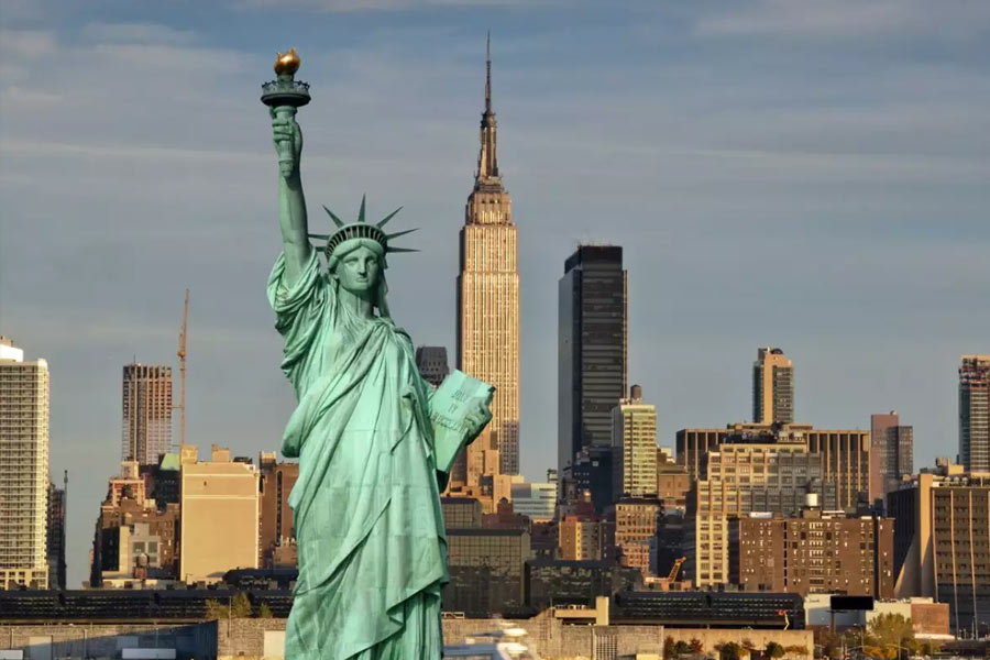 চিনকে জব্দ করতে আমেরিকা বরাবরই তাইওয়ানের স্বশাসনকে বিশেষ গুরুত্ব দিয়ে এসেছে।  তবে আনুষ্ঠানিক ভাবে তাইওয়ানকে স্বতন্ত্র রাষ্ট্রের স্বীকৃতি দেয়নি ওয়াশিংটন।