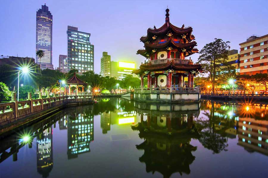 গত শতাব্দীর চল্লিশের দশকে চেয়ারম্যান মাও জে দংয়ের নেতৃত্বে চিনে সশস্ত্র গৃহযুদ্ধের মাধ্যমে কমিউনিস্ট পার্টির ক্ষমতা দখলের পরে জাতীয়তাবাদী নেতা চিয়াং কাইশেক এবং তাঁর অনুগামীরা ঘাঁটি গড়েছিলেন তাইওয়ান দ্বীপপুঞ্জে।