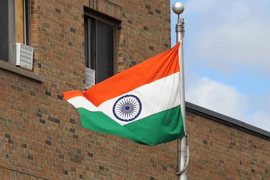 চিন-তাইওয়ান গোলযোগে ভারত এই কিছু দিন আগে পর্যন্তও কোনও পক্ষ নেয়নি। নেহরুর আমল থেকেই ভারত ‘এক এবং অখণ্ড চিন’ নীতিকে সমর্থন করে এসেছে। ১৯৬২ সালের ভারত-চিন যুদ্ধের পরেও এই নীতিতে বদল ঘটেনি। এখনও যে ভারত সরাসরি কোনও একটি পক্ষকে সমর্থন করছে, তেমনটাও নয়। তবে চিন ভারতের নাকের ডগায় পাক অধিকৃত কাশ্মীর দিয়ে বাণিজ্যপথ (বেল্ট অ্যান্ড রোড ইনিসিয়েটিভ) তৈরির উদ্যোগ নেওয়ার পরেই তাইওয়ানের সঙ্গে সখ্য বাড়িয়েছে ভারত। বেজিং-তাইপেই দুই পক্ষের ‘মধুর’ সম্পর্ককে নিজেদের বৈদেশিক নীতির কৌশল নির্ধারণেও কাজে লাগাচ্ছে নয়াদিল্লি।